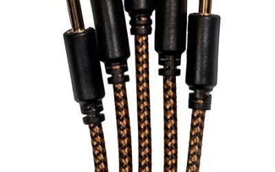 Fünf schwarze Patchkabel mit goldenen Steckern für modulare Synthesizer