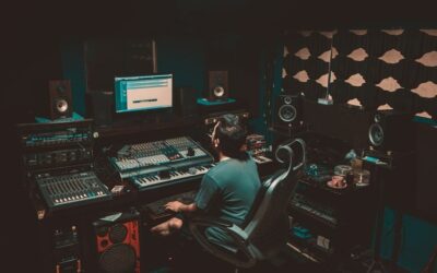 Tonstudio mit Mischpult, Monitorlautsprechern und akustischen Wandpaneelen