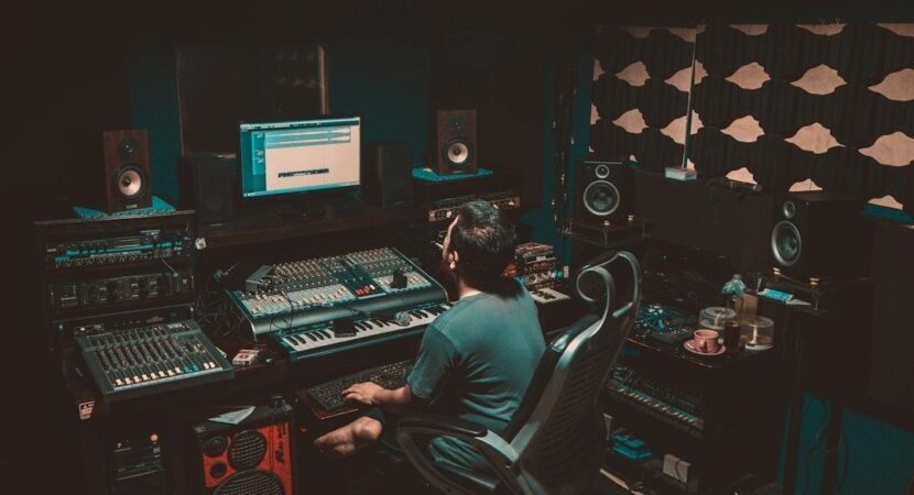 Tonstudio mit Mischpult, Monitorlautsprechern und akustischen Wandpaneelen
